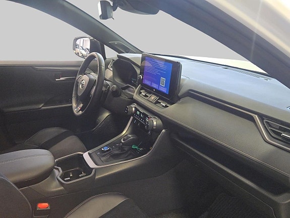 Toyota RAV4 9 of 18