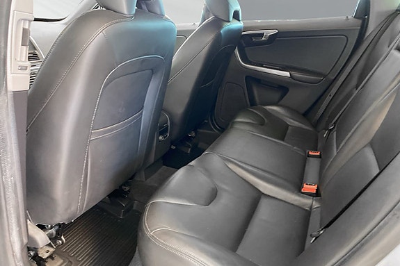 Volvo XC60 8 of 30