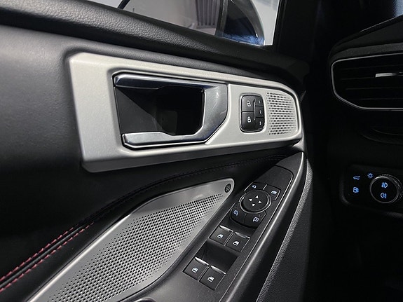 Ford Explorer 17 of 30