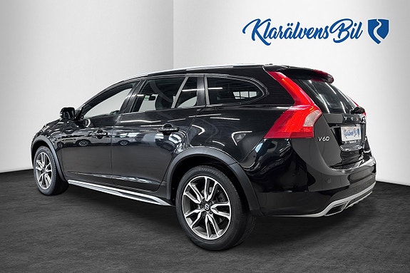 Volvo V60 Cross Country 3 of 5