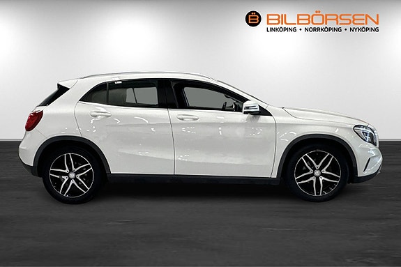 Mercedes-Benz GLA220 4 of 5