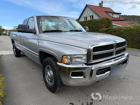 Dodge RAM 2500 2 of 5