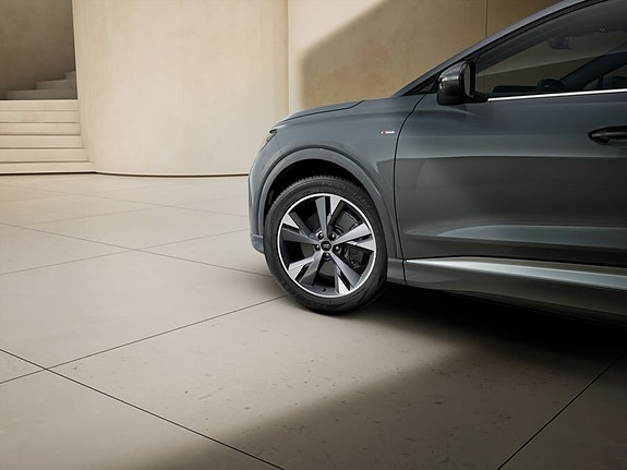Audi Q4 e-tron 7 of 10