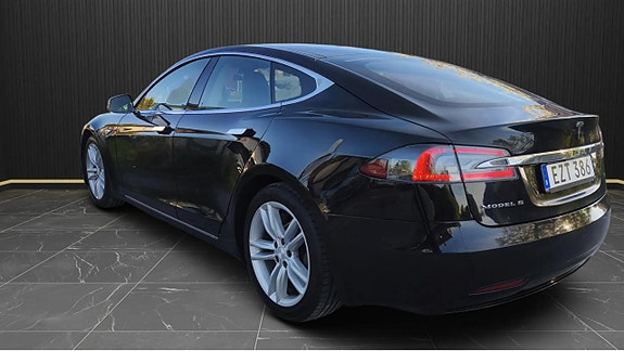 Tesla Model S 3 of 5