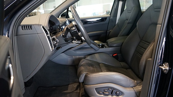 Porsche Cayenne 6 of 13