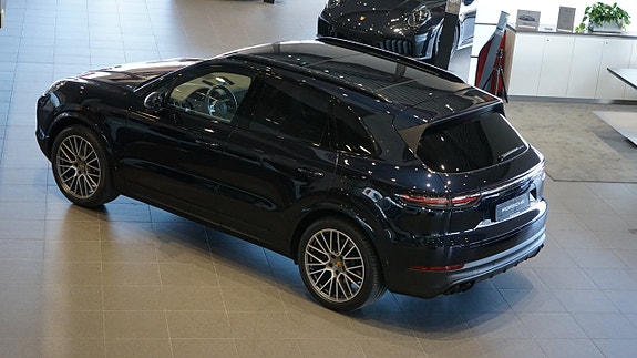 Porsche Cayenne 3 of 5