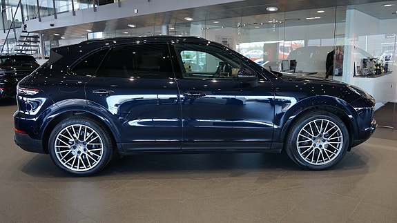 Porsche Cayenne 4 of 5