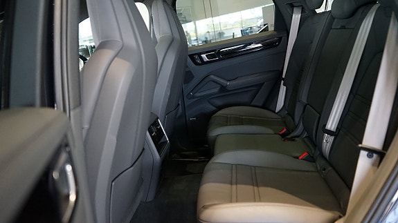 Porsche Cayenne 11 of 13