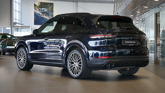 Porsche Cayenne 2 of 5