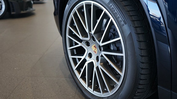 Porsche Cayenne 5 of 5