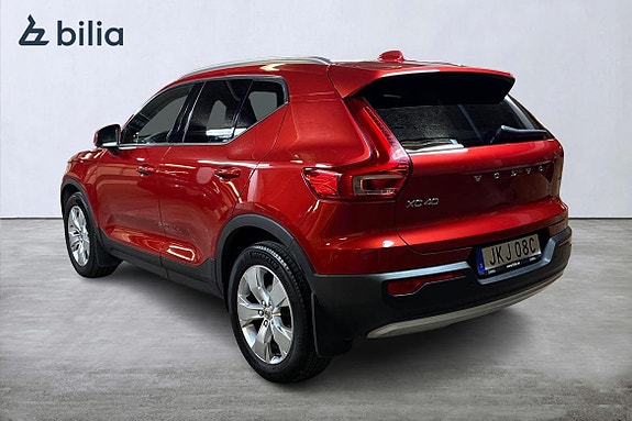 Volvo XC40 2 of 5