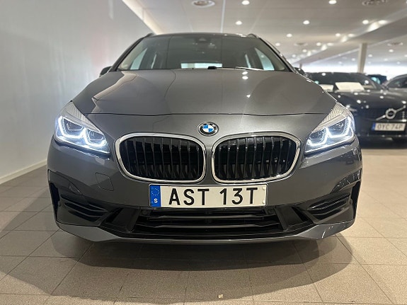 BMW 225xe 2 of 5
