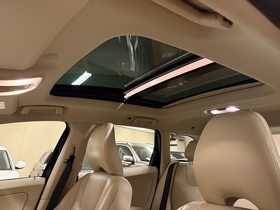 Volvo XC60 12 of 20