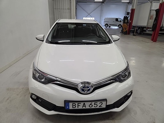 Toyota Auris 2 of 5