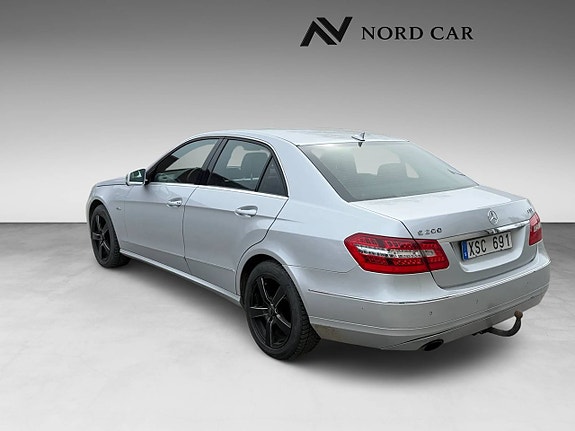 Mercedes-Benz E200 4 of 5