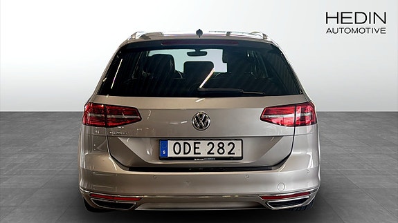 Volkswagen Passat 7 of 9