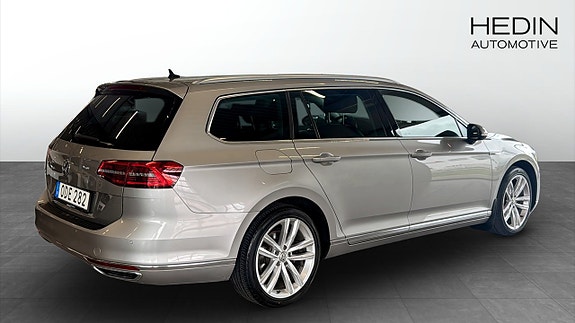 Volkswagen Passat 2 of 5