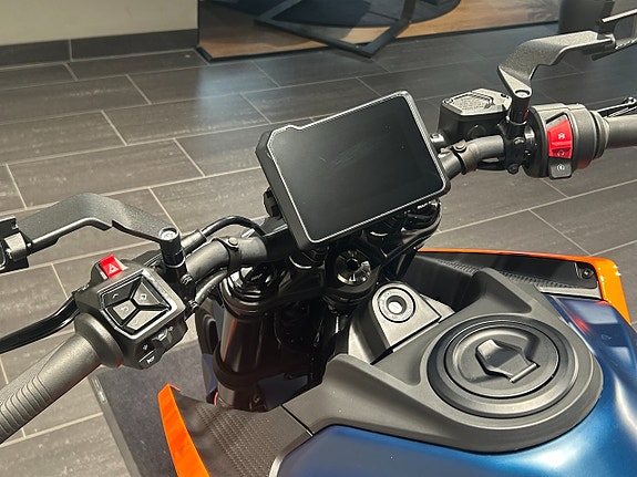 KTM Duke 125/Endast 626 mil/Dominator slip-on/stealth speglar 7 of 9