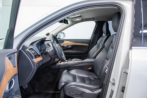 Volvo XC90 10 of 30