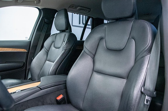 Volvo XC90 11 of 30