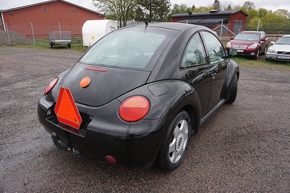 Volkswagen Beetle 3 of 5