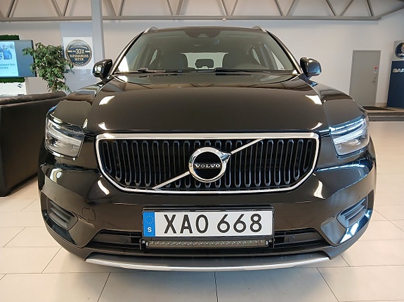 Volvo XC40 2 of 5