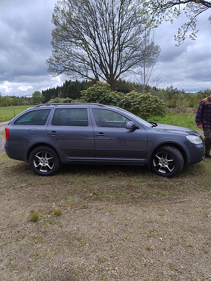 Skoda Octavia Scout 2 of 5