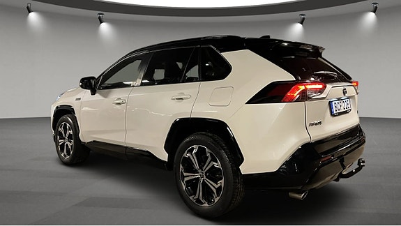 Toyota RAV4 Plug-in Hybrid 4 of 5