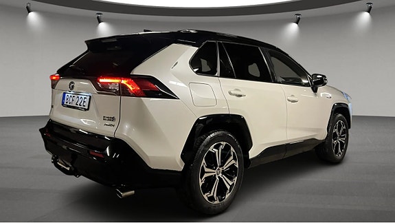 Toyota RAV4 Plug-in Hybrid 3 of 5