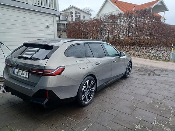 BMW 530e 3 of 5