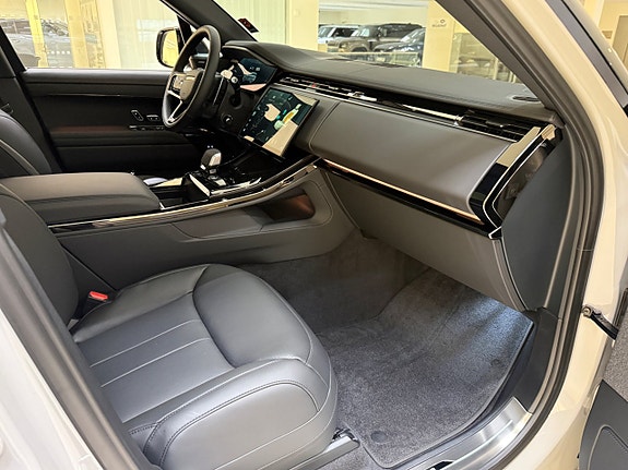 Land Rover Range Rover Sport 16 of 21