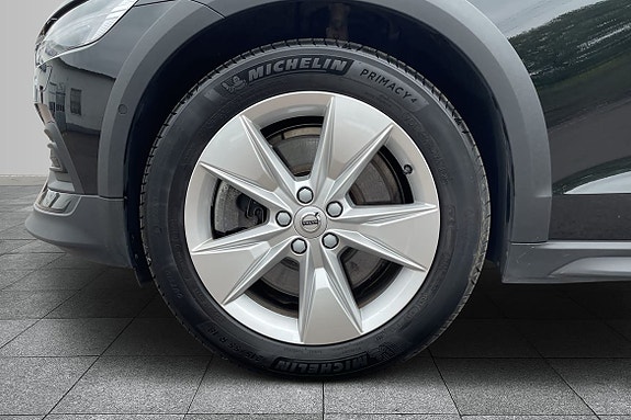 Volvo V60 Cross Country 8 of 17