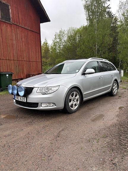 Skoda Superb 2 of 5