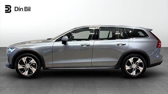 Volvo V60 Cross Country 2 of 5