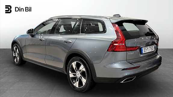 Volvo V60 Cross Country 3 of 5