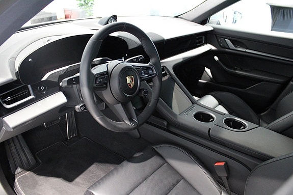 Porsche Taycan 7 of 16
