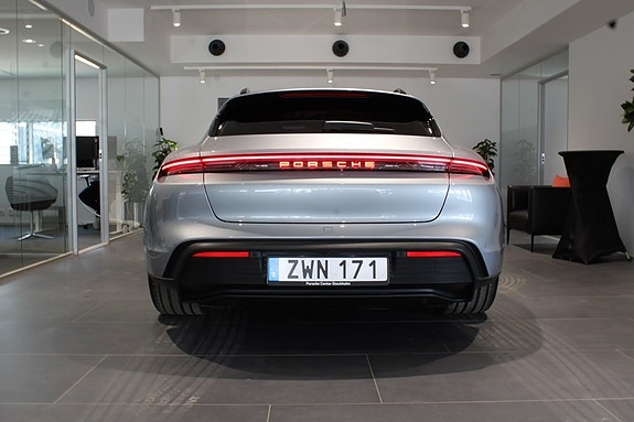 Porsche Taycan Sport Turismo 4 of 5