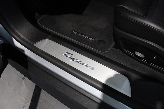 Porsche Taycan 14 of 16