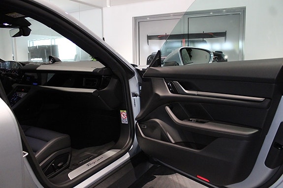Porsche Taycan 8 of 16
