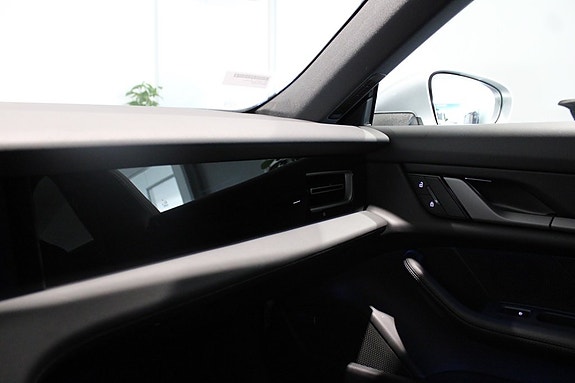 Porsche Taycan 13 of 16