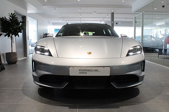 Porsche Taycan Sport Turismo 3 of 5