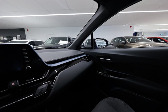 Toyota C-HR 16 of 18