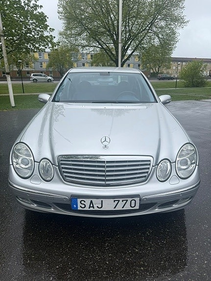 Mercedes-Benz E500 2 of 5