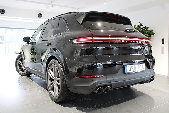 Porsche Cayenne 2 of 5