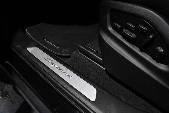 Porsche Cayenne 9 of 21