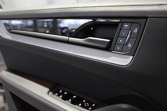 Porsche Cayenne 15 of 21