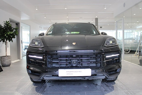 Porsche Cayenne 3 of 5