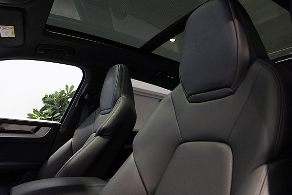 Porsche Cayenne 8 of 21