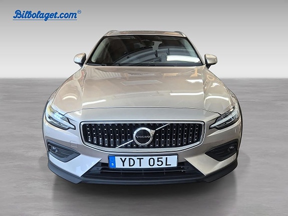 Volvo V60 Cross Country 2 of 5