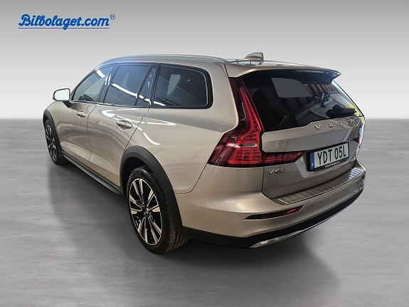 Volvo V60 Cross Country 7 of 11